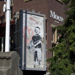 L'Heart Boy di Banksy approda al MOCO di Amsterdam