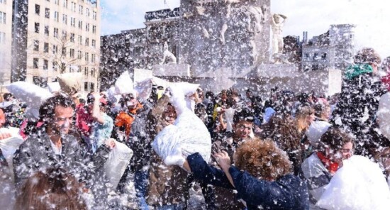Giornata mondiale della lotta coi cuscini a Piazza Dam