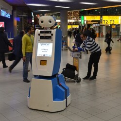 Un robot aiuta i passeggeri ad orientarsi all’aeroporto di Schiphol