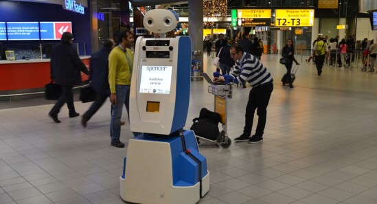 Un robot aiuta i passeggeri ad orientarsi all’aeroporto di Schiphol