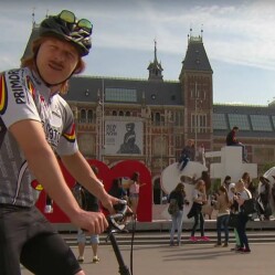 Il video esilarante che spiega ai turisti come si va in bici ad Amsterdam