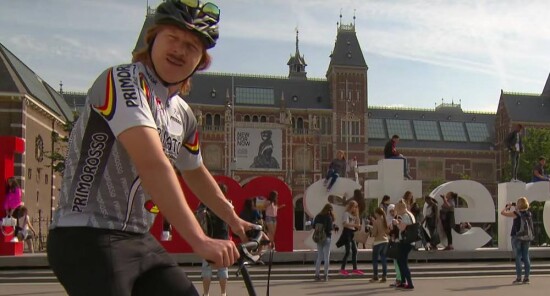 Il video esilarante che spiega ai turisti come si va in bici ad Amsterdam