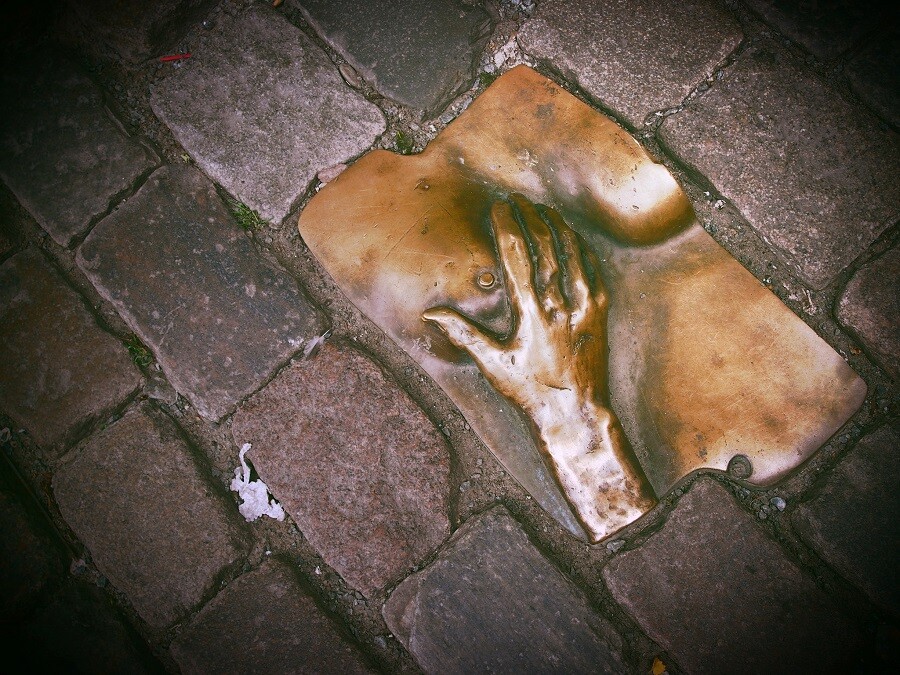 opera bronzo red light