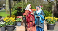 30 Keukenhof donne in costume tradizionale