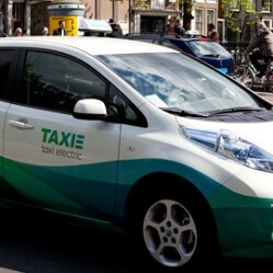 Amsterdam pioniera del sostenibile con i taxi elettrici