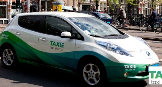 Amsterdam pioniera del sostenibile con i taxi elettrici