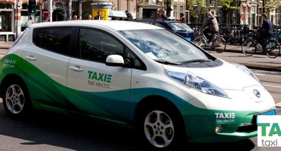 Amsterdam pioniera del sostenibile con i taxi elettrici