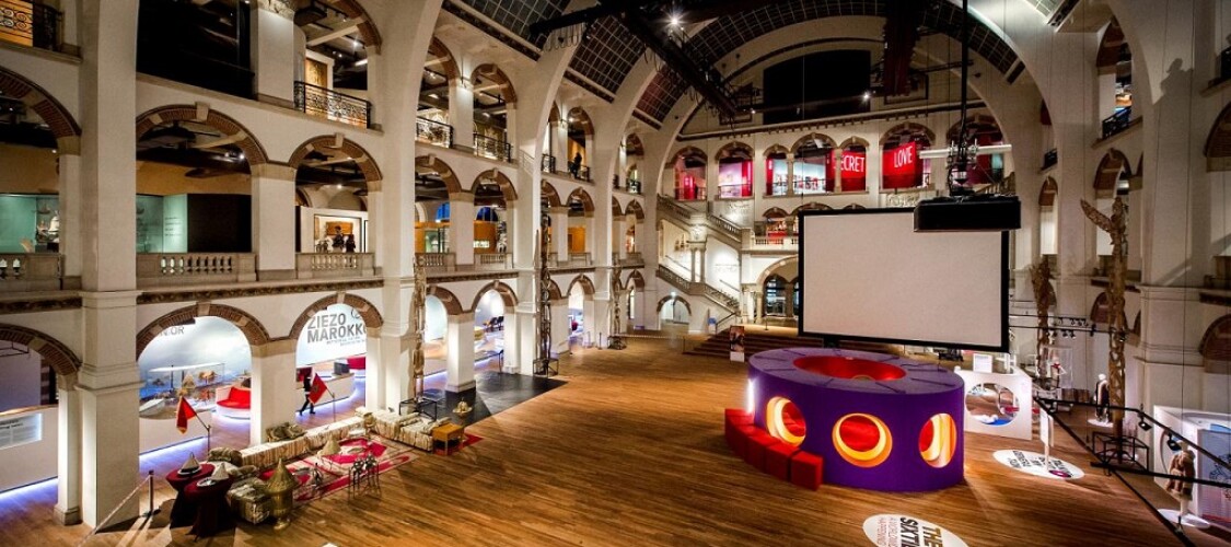 Visita il Museo dei Tropic ie ammira oggetti provenienti dal Sudest asiatico, Africa e America Latina