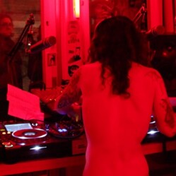 Red Light Radio: la radio che trasmette da una vetrina 