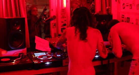 Red Light Radio: la radio che trasmette da una vetrina 