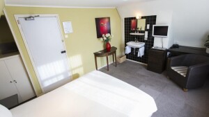 Quentin Golden Bar Hotel