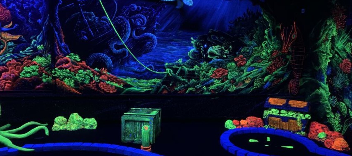 Aloha Amsterdam - Prenota ora una partita a mini-golf fluorescente
