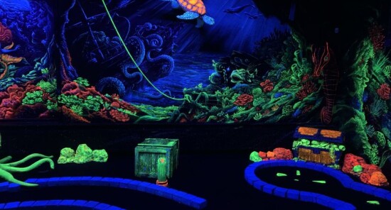 Mini-golf fluorescente all'Aloha di Amsterdam