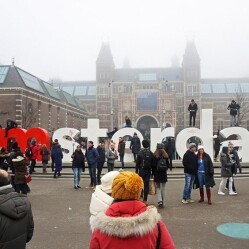 La scritta I AMSTERDAM rimossa da Museumplein