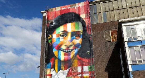 La street art celebra Anna Frank con un murales ad Amsterdam