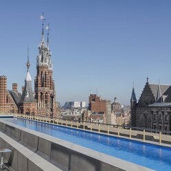 La piscina panoramica di Amsterdam sul tetto del W-Hotel 