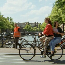 Amsterdammer per un giorno con Yellow Backie, il servizio di couch-surfing su bici