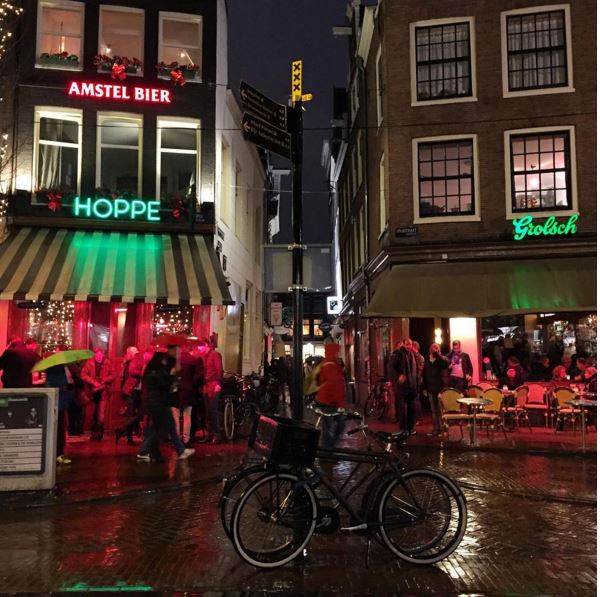 https://www.getyourguide.it/amsterdam-l36/tour-dei-bar-e-dei-pub-tc110/?partner_id=H0IOJ67&cmp=VA_san_valentino